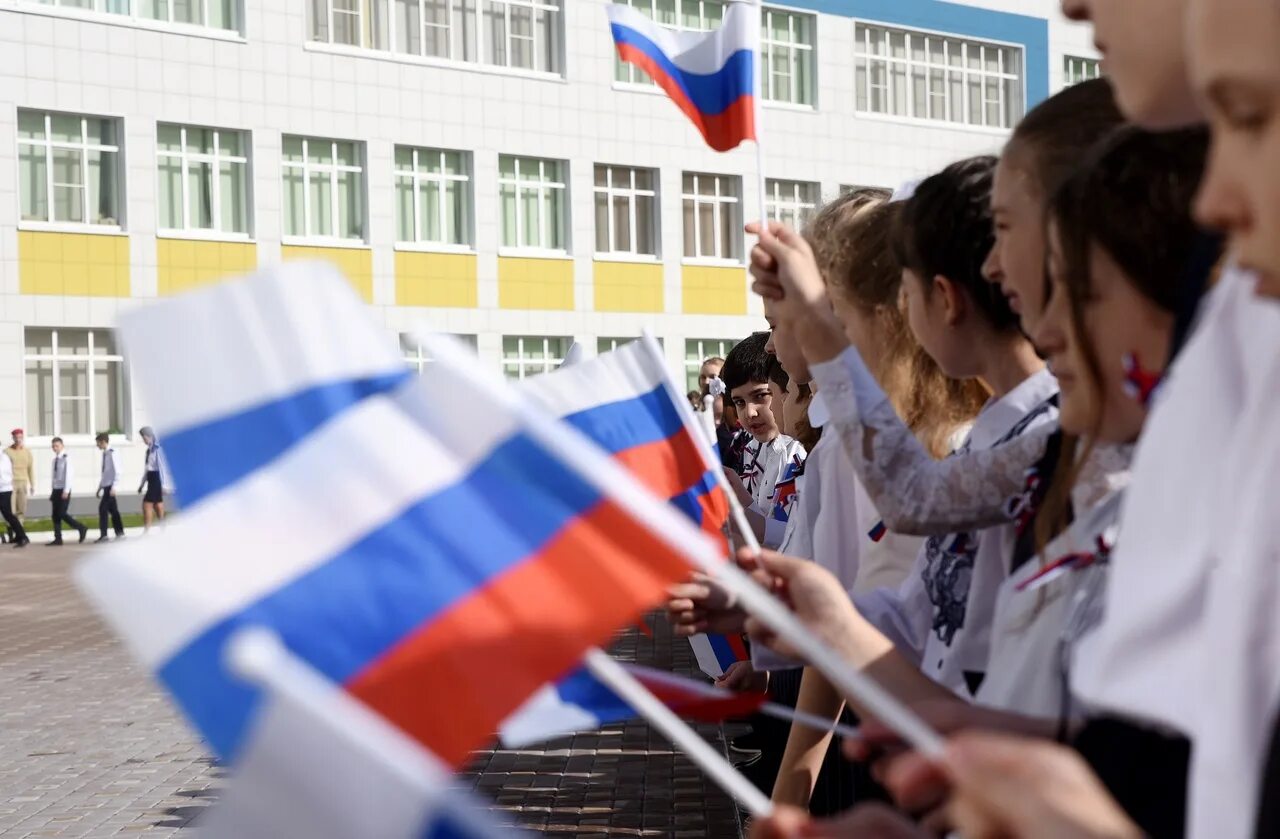 Поднятие флага в школе. Школьники с флагом. Подъем флага в школе. Школьники в школе с российским флагом. Национальные школы рф