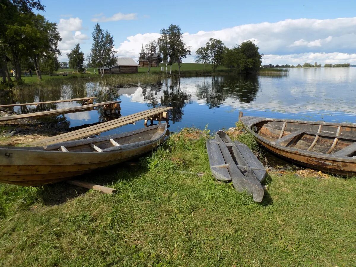 Wooden волжский. Онежское озеро лодка. Деревянная лодка Старая Рыбацкая. Лодка деревянная деревенская. Баркасы лодки деревянные.