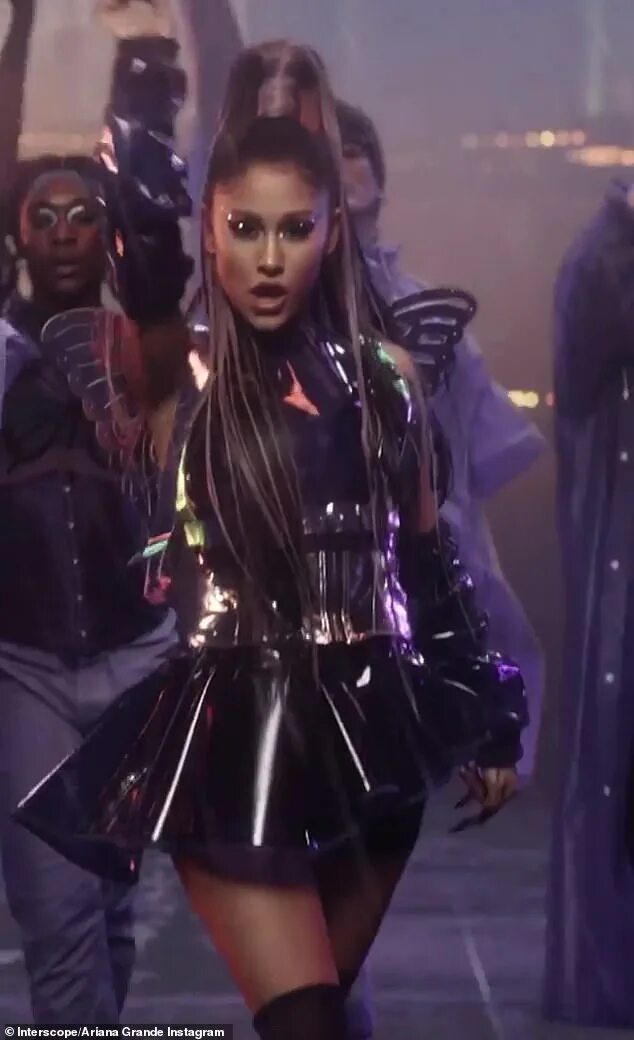 Lady gaga rain. Lady gaga ariana grande. Lady gaga ariana grande. Ariana and lady gaga. Леди гага рейн он ми.