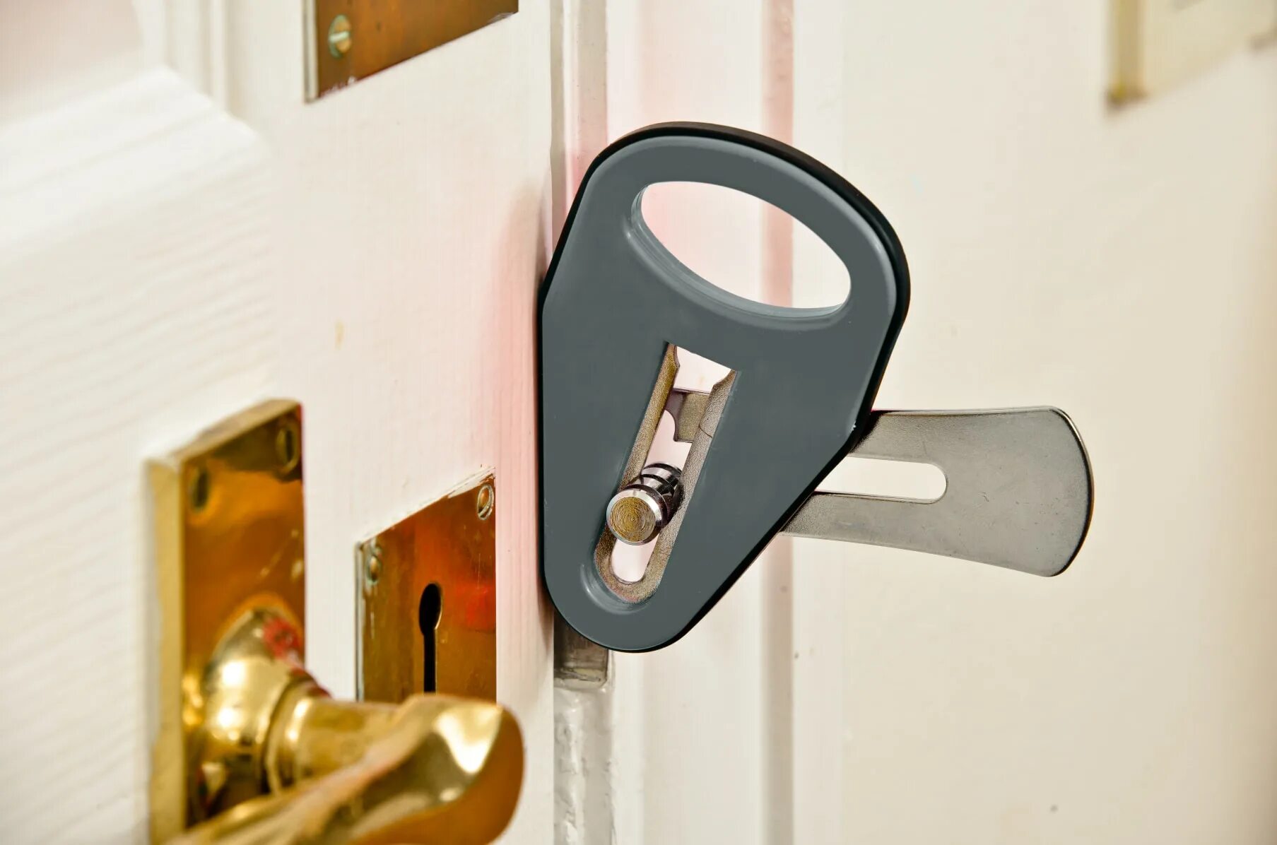Замок door lock v1733. Портативный замок easylock. Ручка apecs для межкомнатных дверей с ключом. Вскрытие дверного замка. Ключ полоска для открытия межкомнатных дверей.