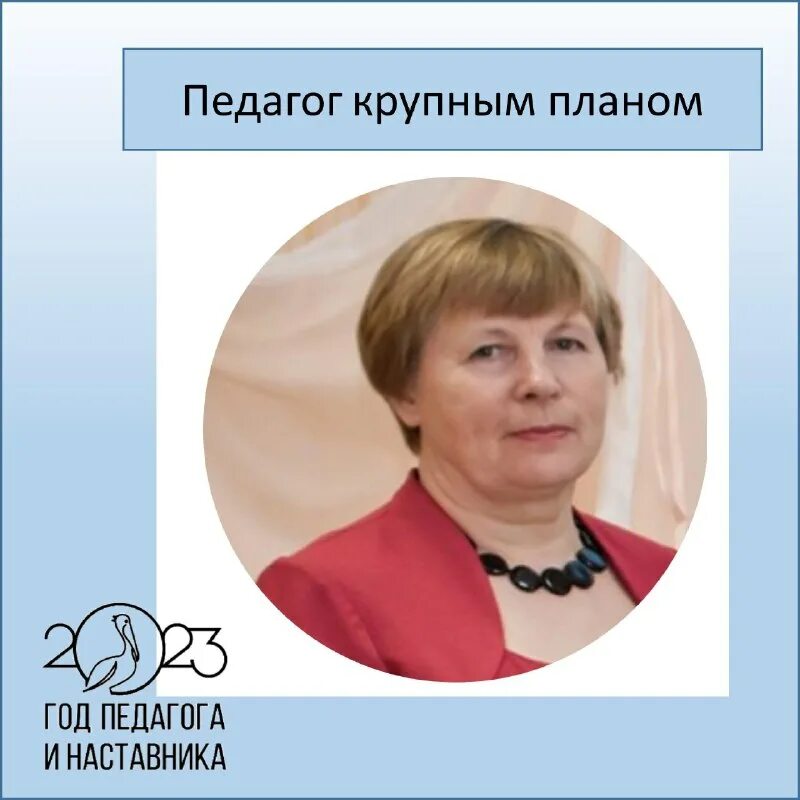 преподаватель возле доски. учитель крупным планом. фотопортрет учителя. учитель крупным планом. профессия учитель.