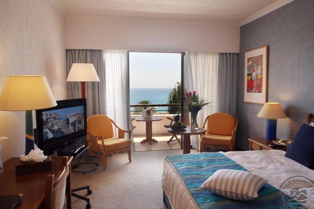 Отзывы coral resort. Coral Beach Кипр Пафос. Coral Beach Hotel & Resort 5* (Пафос). Отель 5 Coral Beach Hotel & Resort номера. Беач Ресорт Кипр отель.
