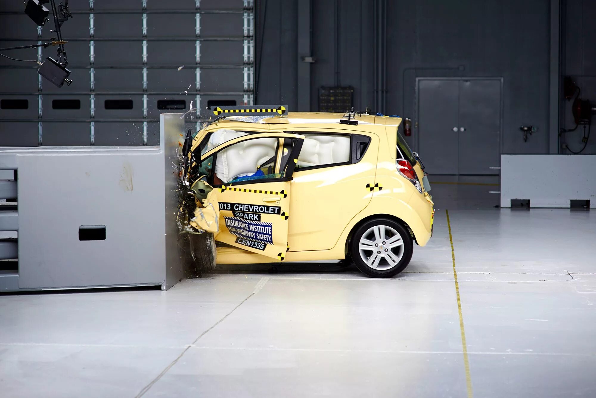 Crash testing. Chevrolet malibu 2013 crash test. шевроле старк. краш тест машин. конкретные автомобили это?.
