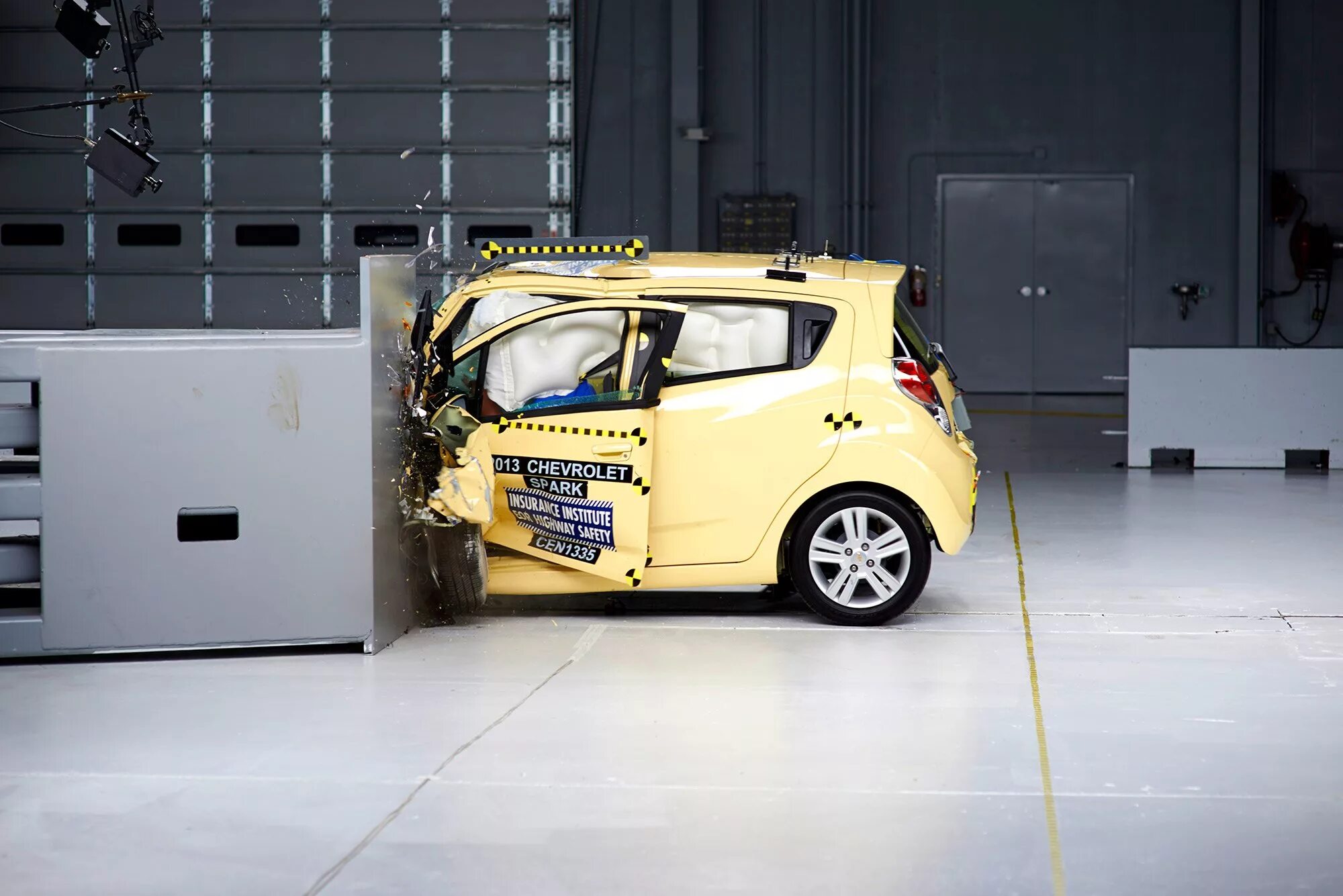 Шевроле Спарк краш тест. Chevrolet Spark 2018. Chevrolet Malibu 2013 crash Test. IIHS crash Test.