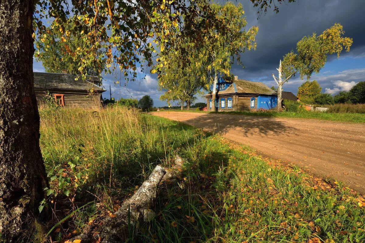 Осенняя глубинка село деревня. Изба деревня деревня тропа. Деревенский дом лавочка деревня река. Пейзаж деревни. Природа летом в деревне