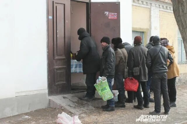 Бомж челябинск. Бездомные люди в Оренбурге. Челябинск социальная гостиница для бездомных людей. Трапезная бомжи Оренбург.