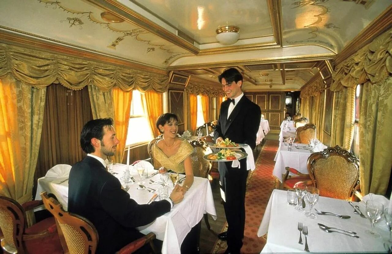 В вагоне ресторане поезда на ужин предлагается. Императорский поезд «Majestic. Поезд Majestic Imperator. Imperial Train Majestic Imperator Train de Luxe. Мужчина в вагоне ресторане.