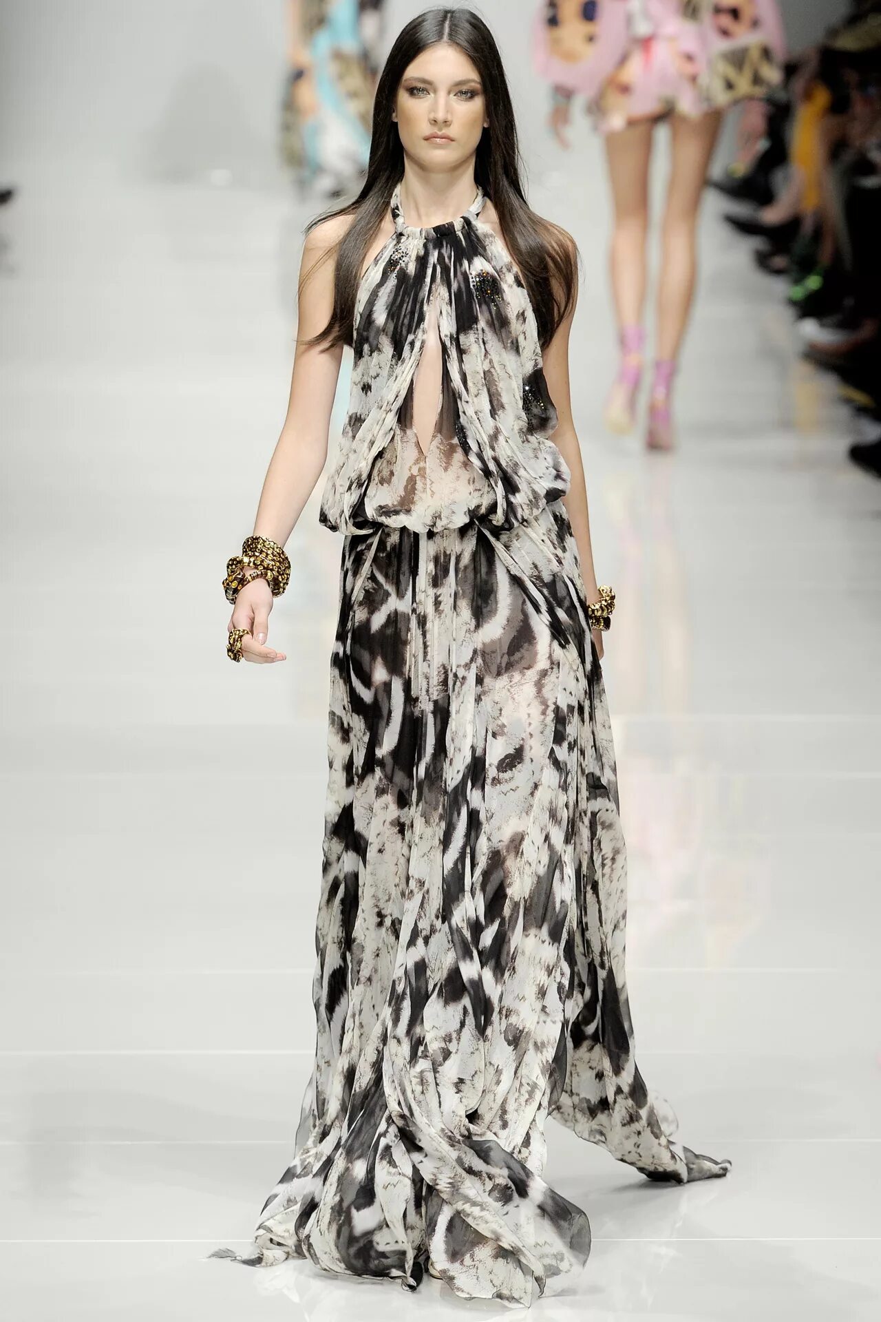 Модные шифоновые платья 2025. Александр маккуин лето 2025. blumarine 2025. blumarine шелковый сарафан. valentino couture весна-лето 2025.