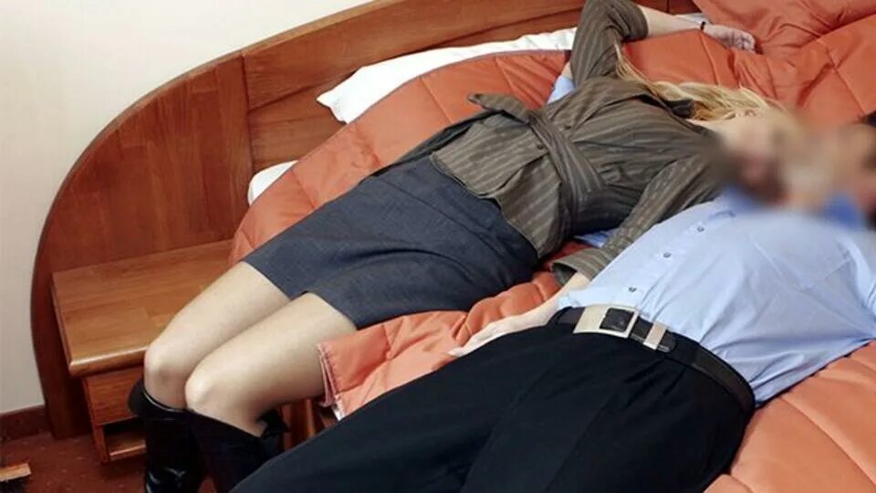 японская мама и сыночки. кровать момс. мит сон слип. спящий сын. пристала спящему сыну.