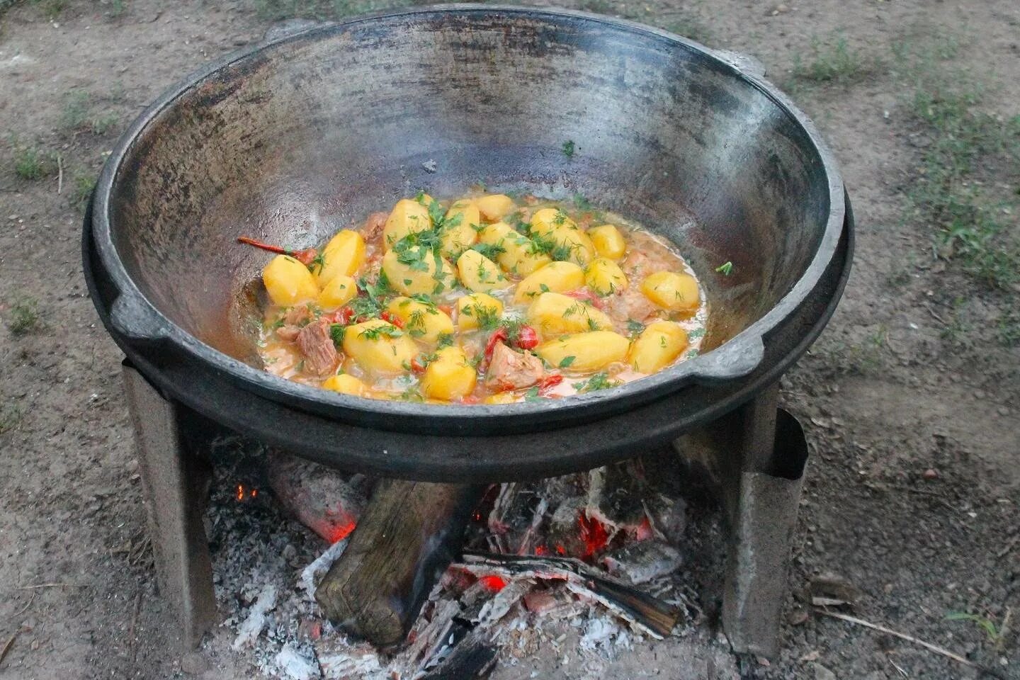 Овощи в казане без мяса. Шурпа в афганском казане. Казан на костре. Блюда в казане на кос Ре. Мясные блюда в казане на костре.