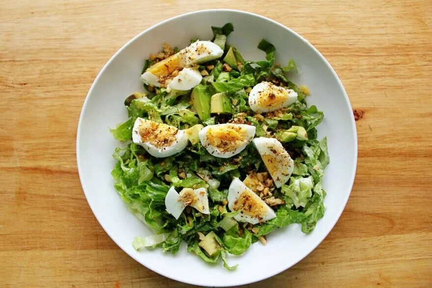 Яйца с зеленью рецепт. Овощной салат с яйцом. Зелень для салатов. Салат с зеленью и яйцом. Салат из зелени с яйцом.