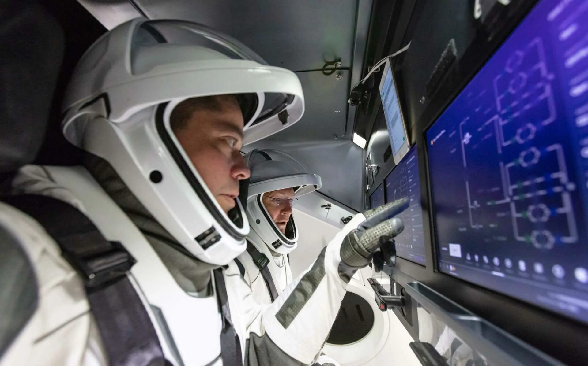 Сколько получат за полет в космос. Илон маск crew dragon. космический корабль илона маска crew dragon. пилотируемый полет crew dragon. крю дрэгон.