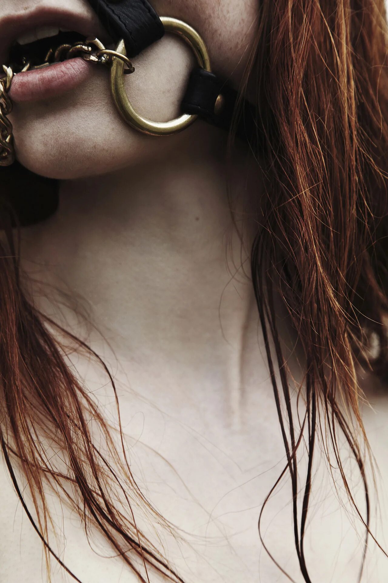 Девочка в ошейнике. Ханна каллвик ошейник. Женщина в наручниках преступница. Девушке одели кляп. Девушке одели кляп.