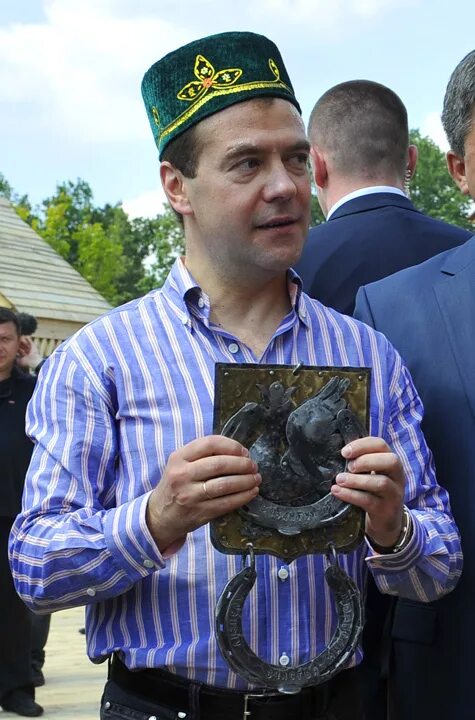 мужчина в тюбетейке. ермолка тюбетейка. байсунская тюбетейка. татарский национальный головной убор мужской. узор для тюбетейки.