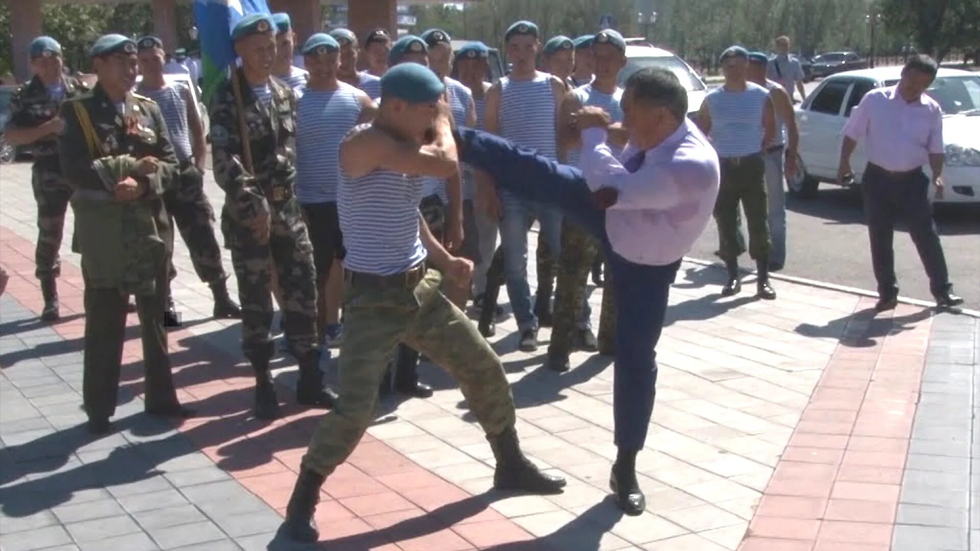 Бой десантника видео. Драка в парке горького вдв. Драки в день вдв с кавказцами. Бой десантника видео. Псковские десантники на украине 2014.