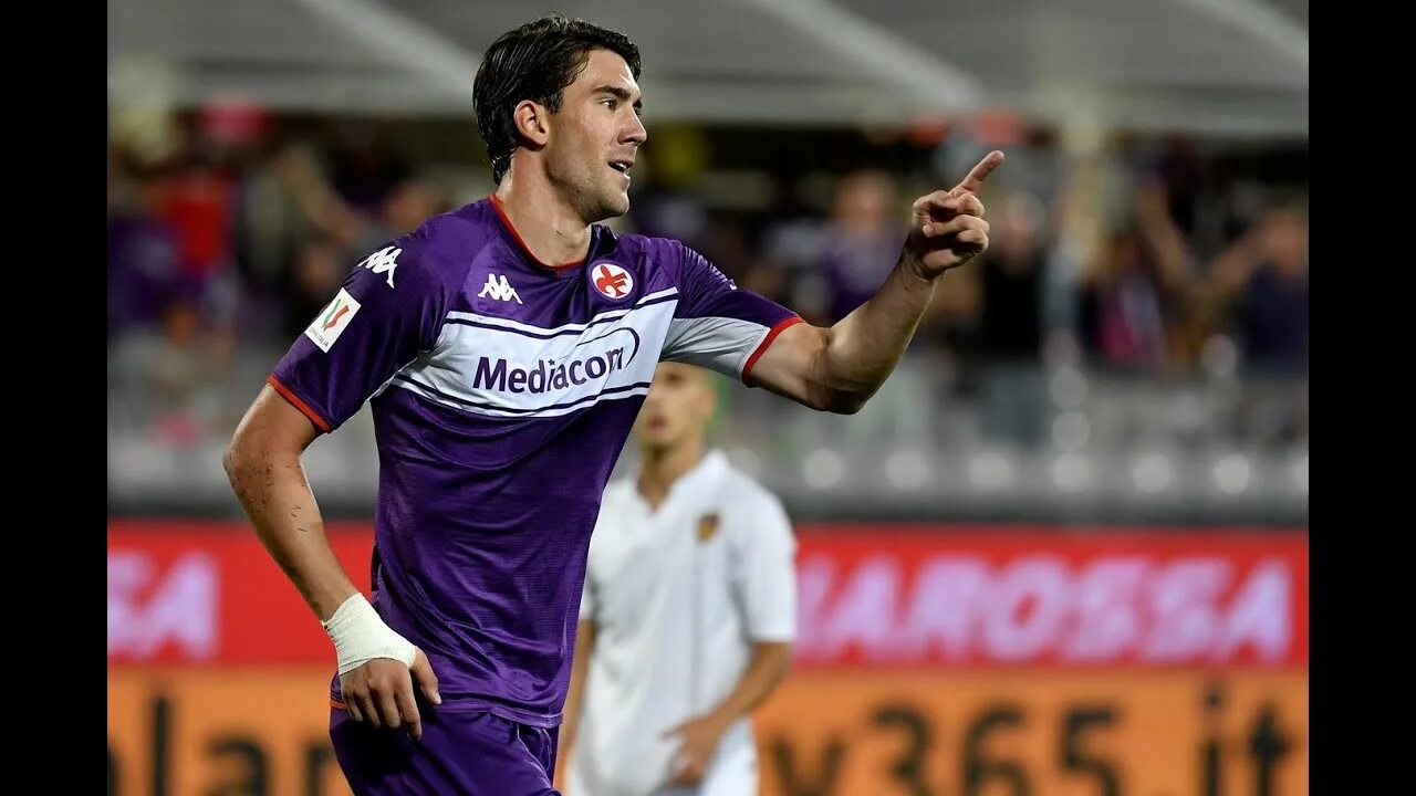 Neymar в костюме 2017. 12. Обои для пк чалханоглу. Дом неймара в париже. Лучшие футболисты по гол+пас в истории.