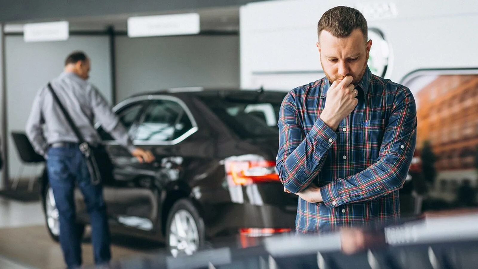 Нюансы покупки авто. Покупатель автомобиля. Мужчина в автосалоне. С приобретением автомобиля. Человек продает авто.