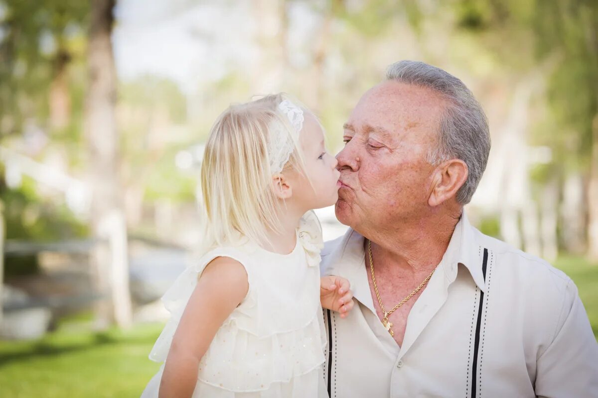 Grandpa daughter. Девочка с дедушкой. Поцелуй бабушки и дедушки. Маленькая девочка с дедом. Дедушка и внучка поцелуй.