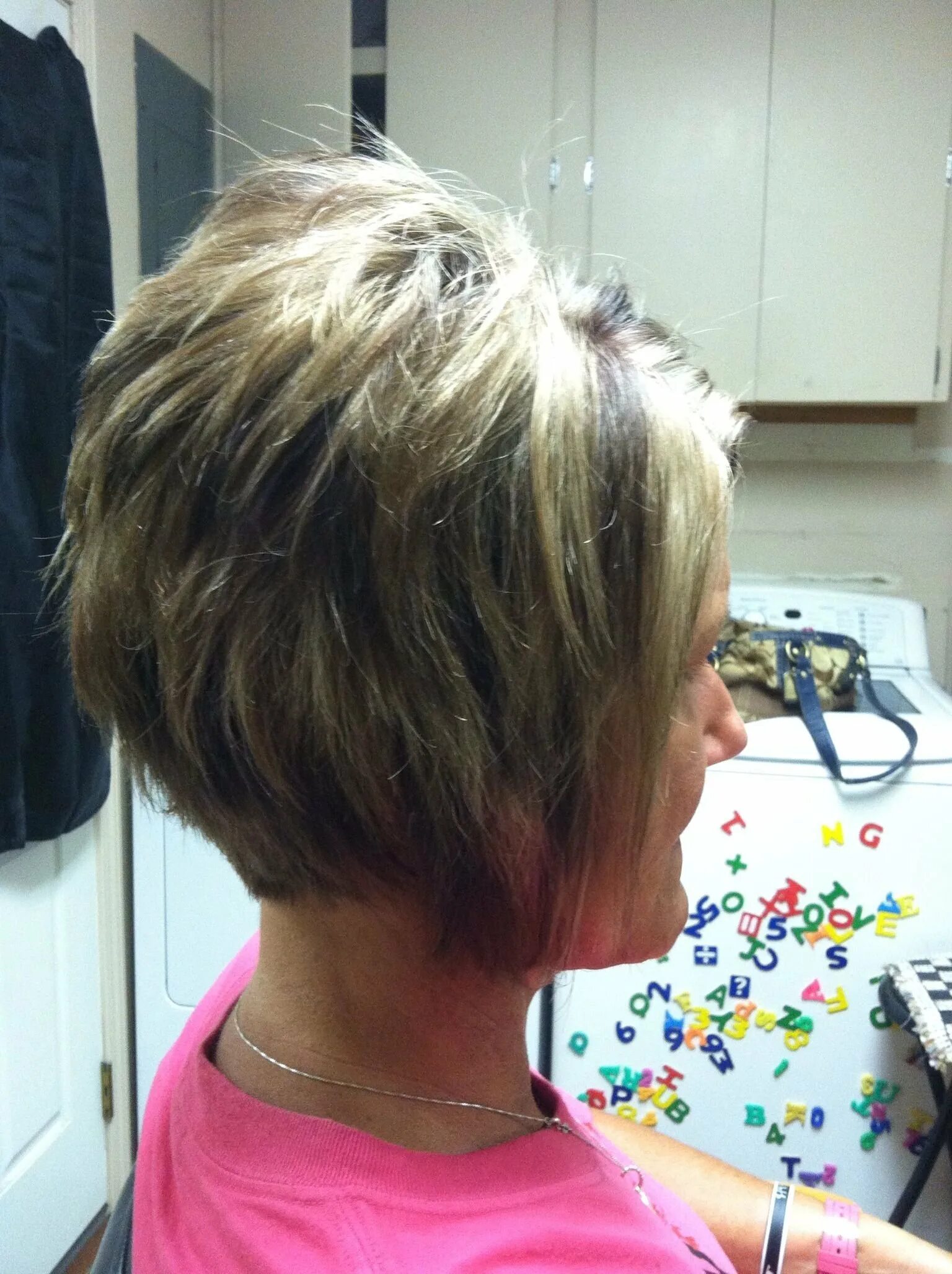 Многослойный боб. Каре боб с объемной макушкой. Каре боб с объемной макушкой. Каре боб с градуированной макушкой. Стрижка боб каре градуированный 2023.