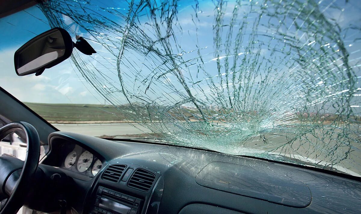 Хорошие автостекла. Стекло лобовое/Glass-Windscreen. Разбитое лобовое стекло. Разбитое стекло автомобиля. Разбитое автомобильное стекло.