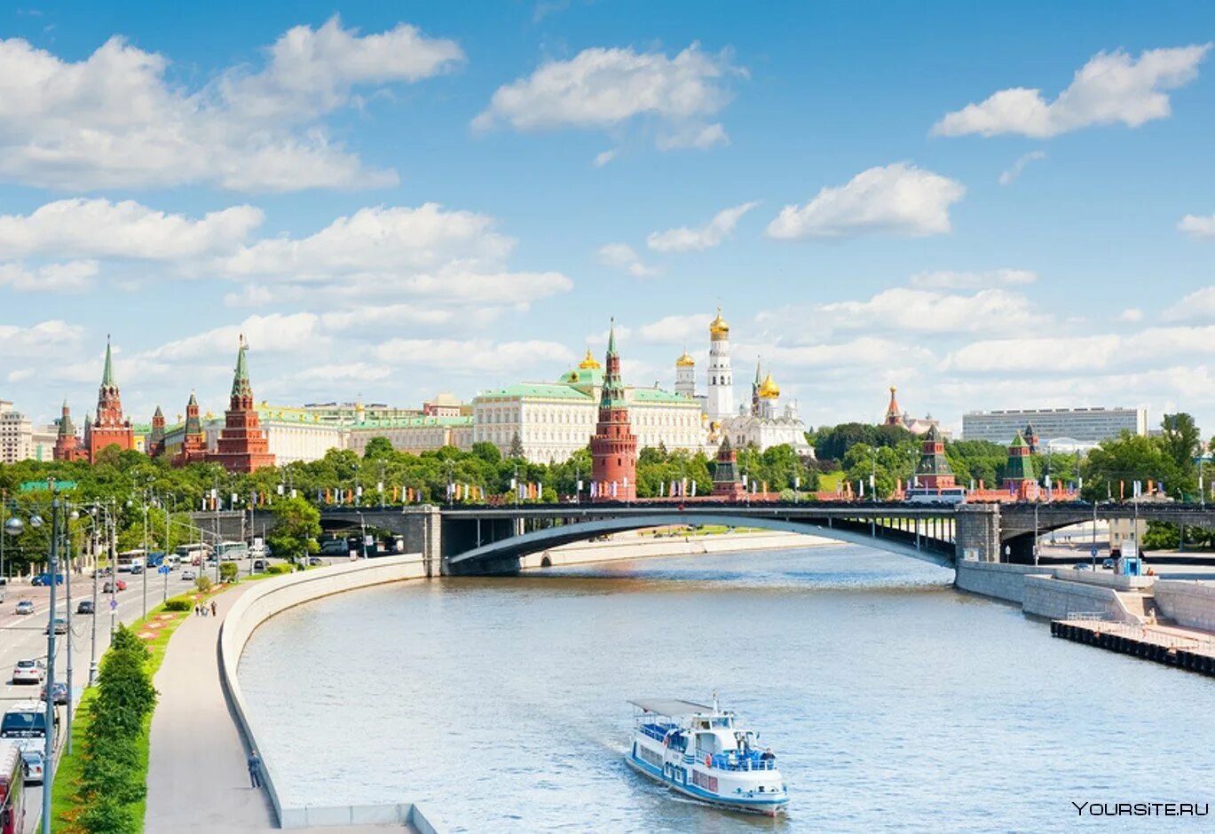 Большая река в москве. Москва река Кремль. Москва река панорама. Большой каменный мост в Москве. Вид на Кремль с Патриаршего моста.