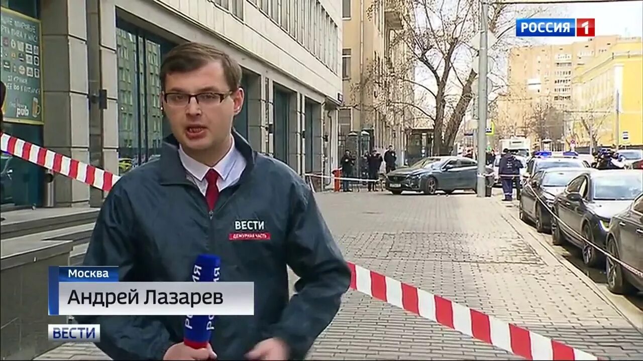 Прямой репортаж. Корреспондент с места событий. репортаж с места событий. журналист на месте событий. репортер с места событий.