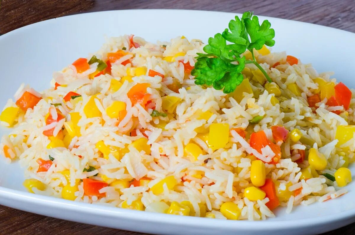Рис с овощами. Рис вок карри. Как солить рис на сковороде. Рис с кукурузой и морковью. Жареный рис с овощами.