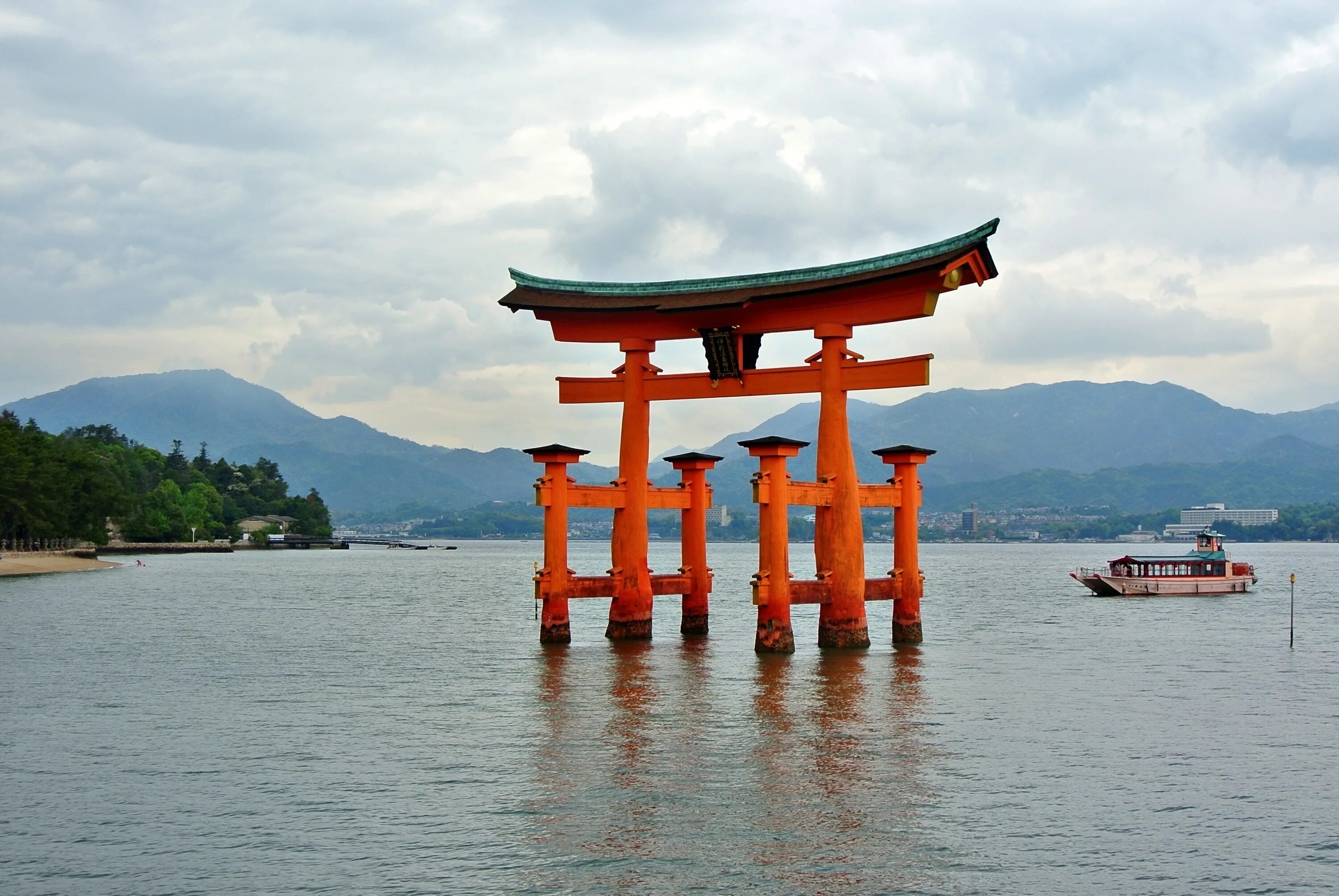 Ворота Тори в Японии. Храм Ицукусима. Япония врата тории. Врата храма Ицукусима. Your asia