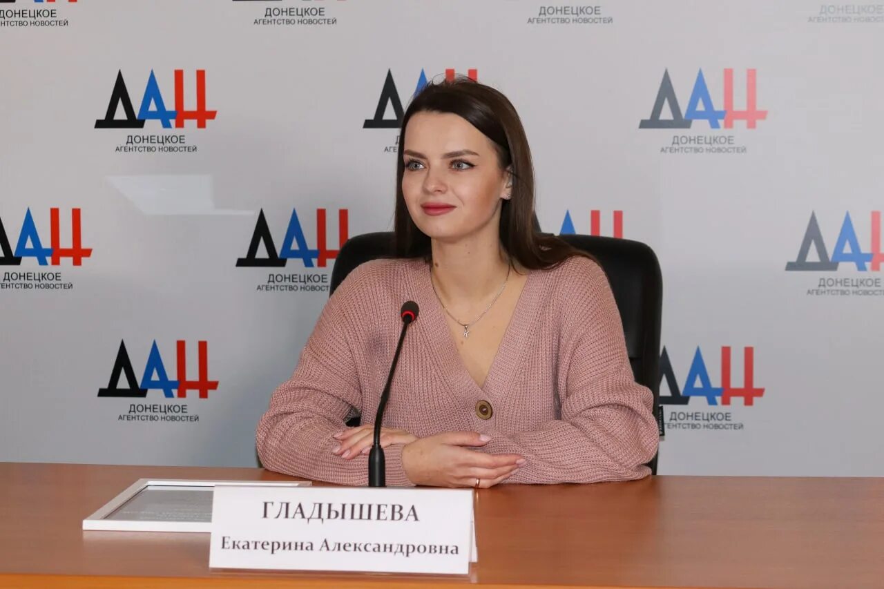Актер в донецке. Фестиваль будущее артисты. Народные артисты донецкой народной республики. Артисты донецкой народной республики. Ведущая телеканала юнион днр.