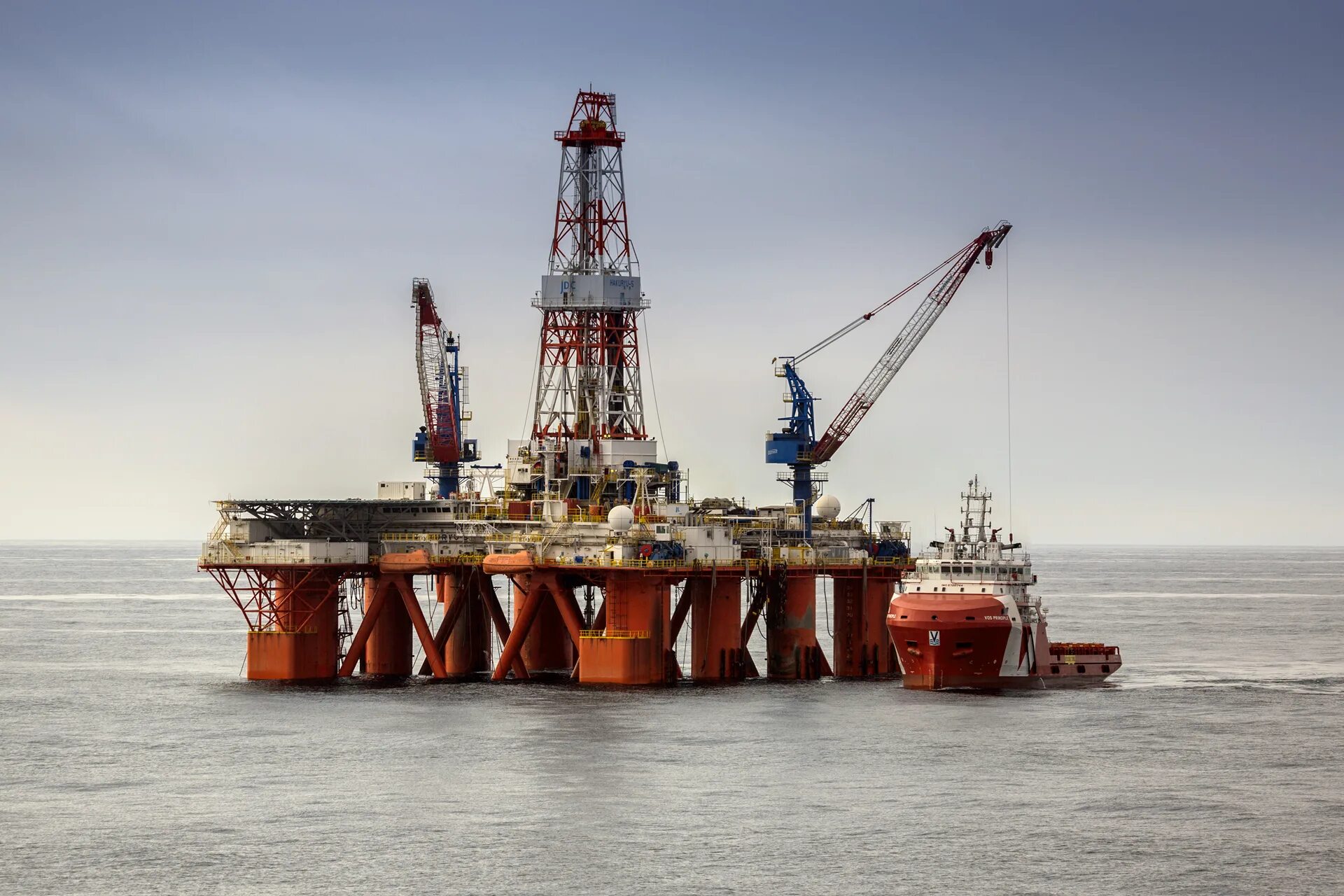 Месторождение углеводородного сырья. Добыча нефти в Охотском море. Шельф Охотского моря нефть месторождения. Добыча нефти на шельфе Охотского моря.