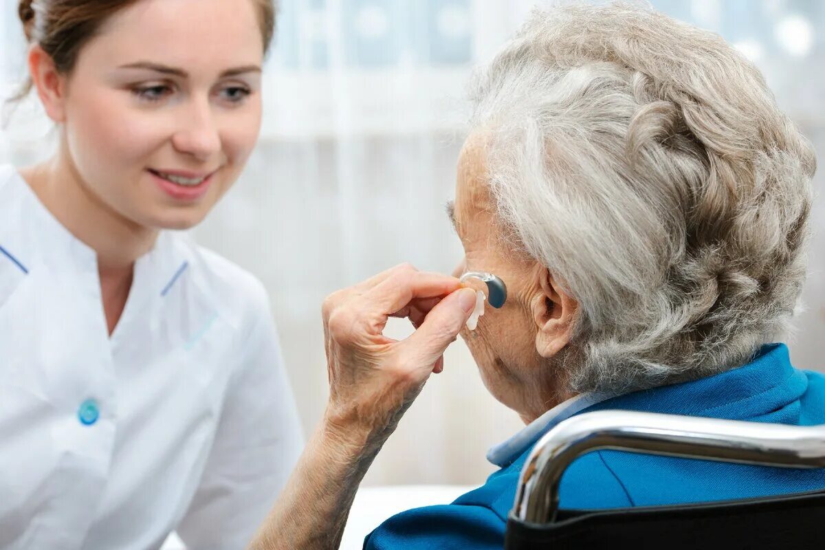 Пациенты с нарушением слуха. Общение с пациентом с нарушением слуха. Слуховой аппарат для пожилого. Пожилые люди с глухотой. Тугоухость у пожилых.