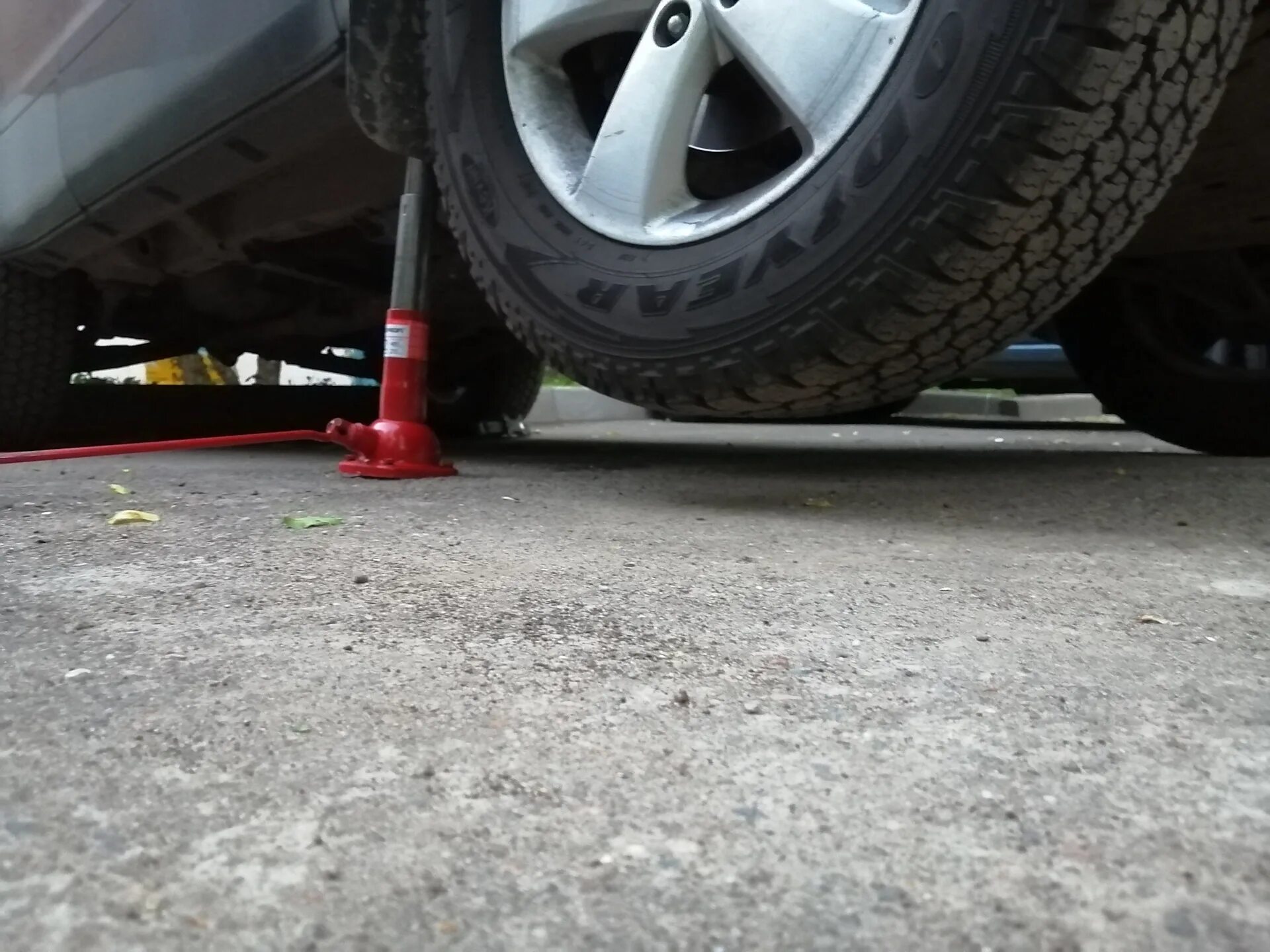 Точки домкрата suzuki sx4. Домкрат сузуки витара. Домкрат сузуки гранд витара. Домкрат для гранд витара. Подкатной домкрат для сузуки гранд витара.