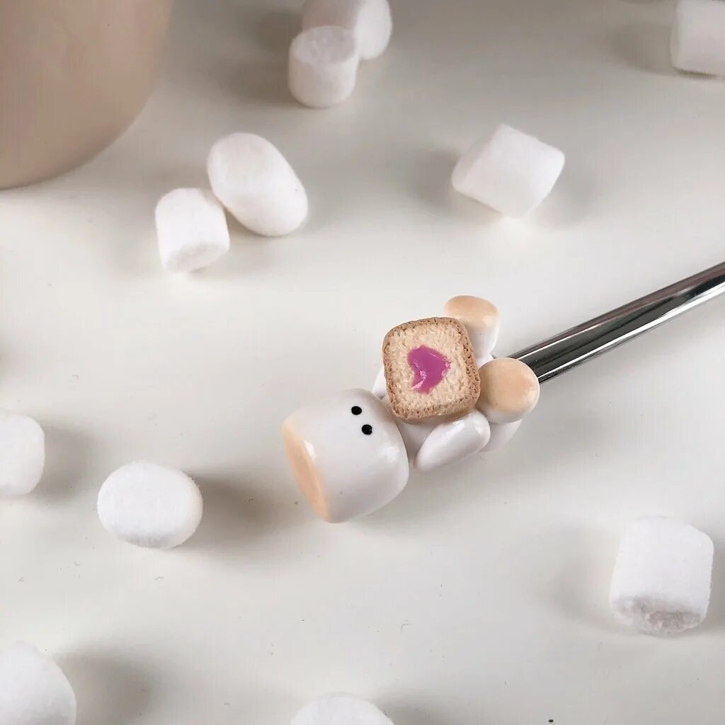 свинья из маршмеллоу. фигурки из зефира. фигурки из маршмеллоу. объемные фигурки из маршмеллоу. мордашки из маршмеллоу.