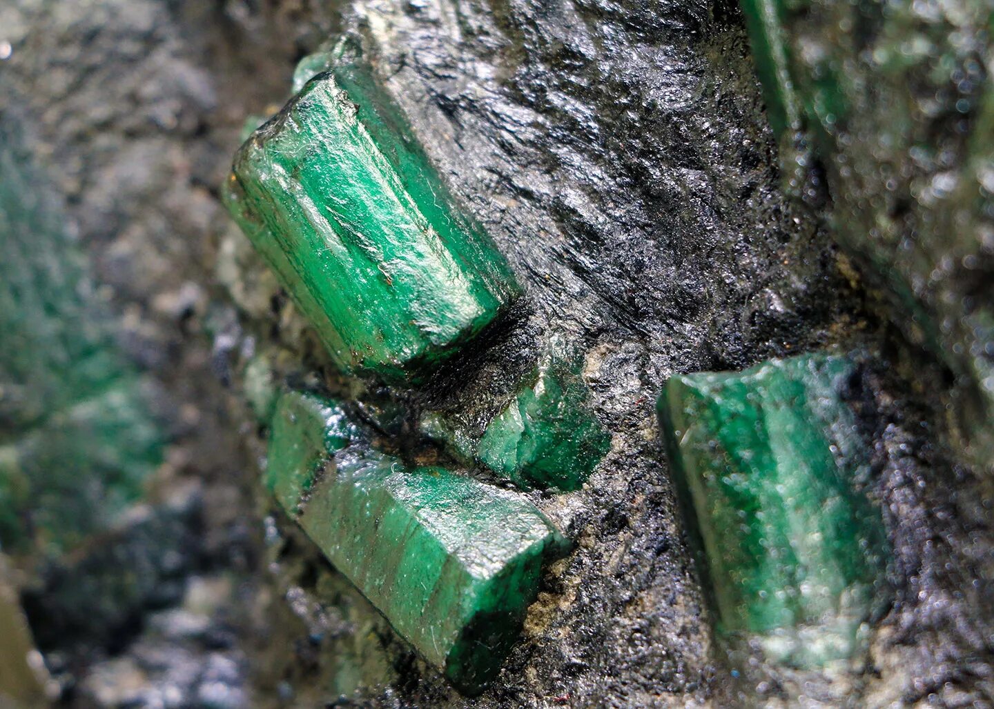 Изумруд Баия Bahia Emerald. Изумруд камень самородок. Месторождения изумрудов Колумбия. Колумбийский зеленый изумруд. Колумбия полезные ископаемые