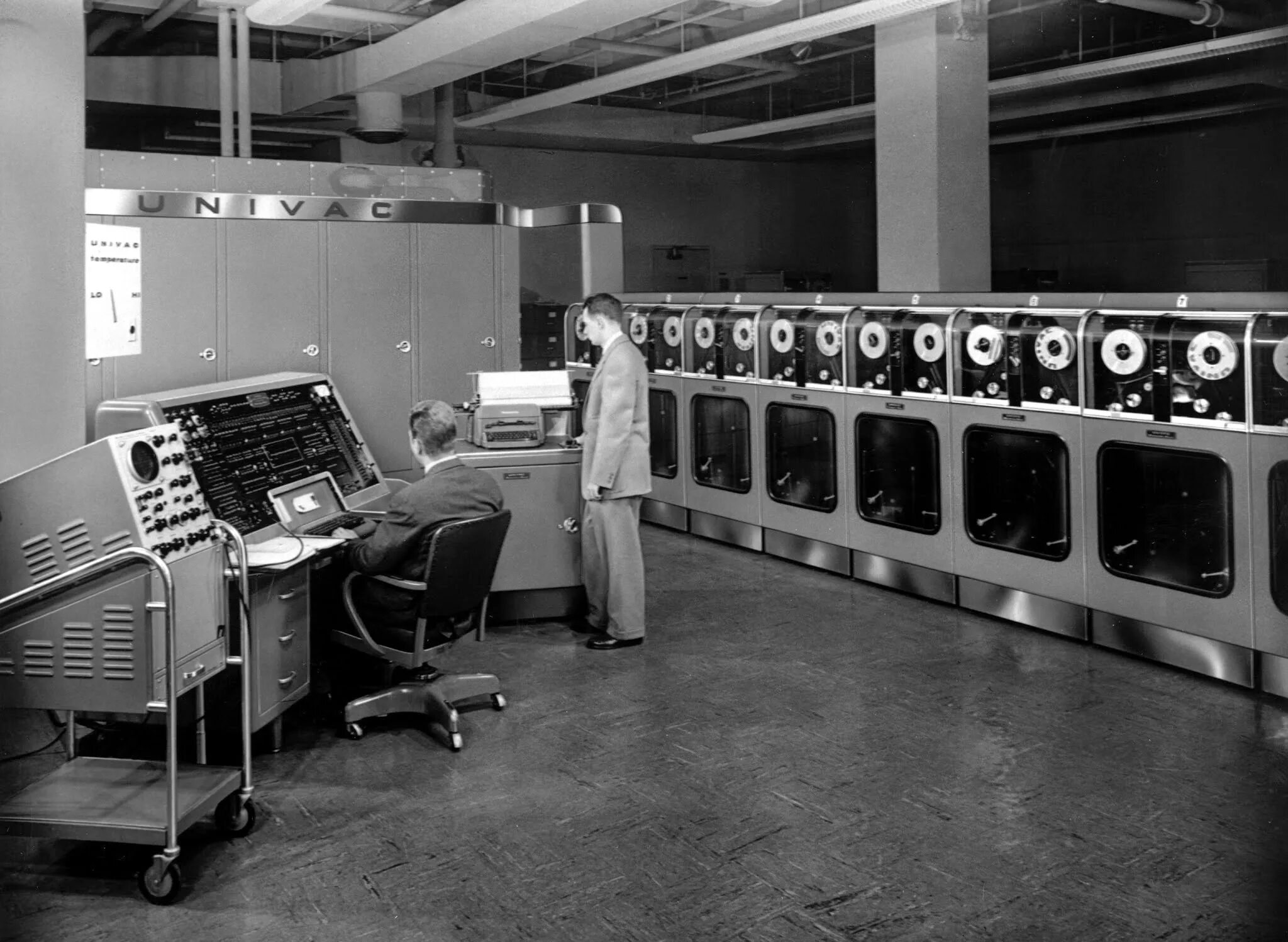 Что такое эвм. Юнивак 1951. Вычислительная машина UNIVAC-1. 1 Поколение ЭВМ UNIVAC. Компьютеров UNIVAC И Binac.