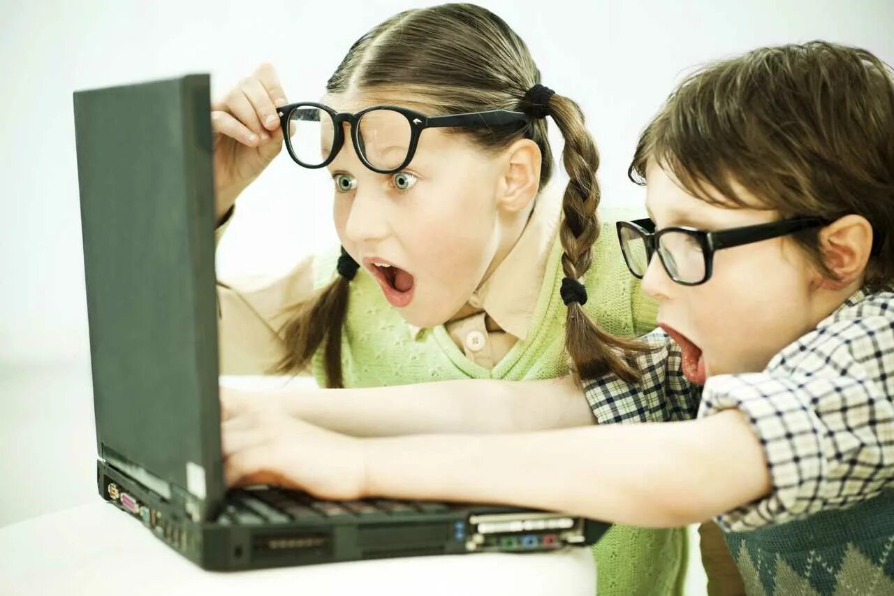 Подростки мошенники. Детям об интернете. Опасный интернет для детей. Компьютер для детей. Подросток в сети интернет.