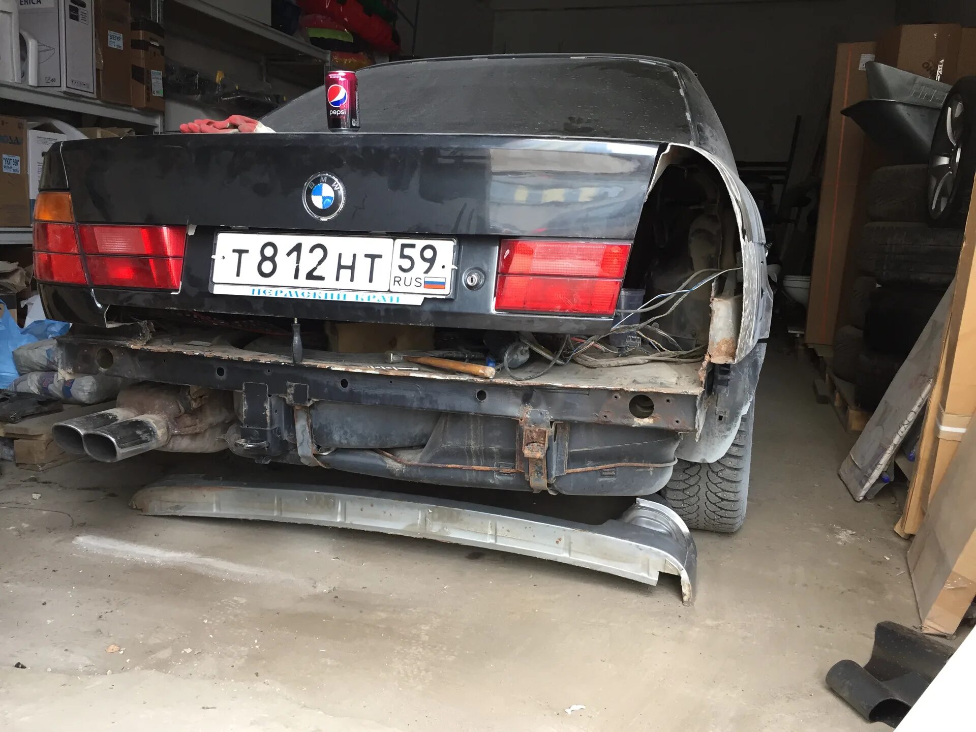 Крылья бмв е34. BMW e34 без заднего бампера. Буксировочная петля БМВ е34. Ремкомплект задних крыльев БМВ е34. BMW e34 задние Крылья.