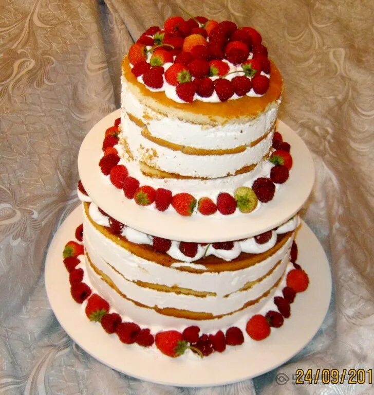 Двухъярусные открытые торты. Украшение двухъярусного торта. Свадебный торт с ягодами. Свадебный торт крем чиз. Двухъярусный торт.