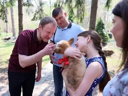 Подарил девочке щенка