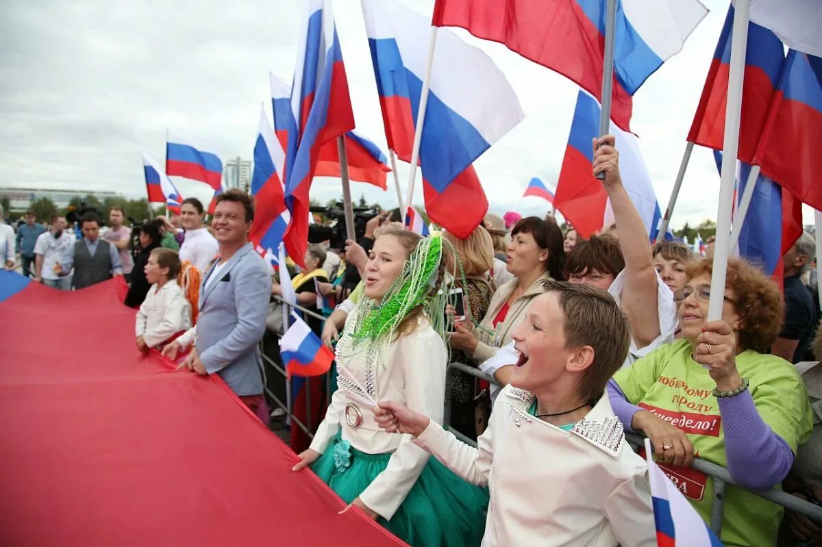 День России празднование. Флаг России праздник. Праздник день российского флага. День российского флага празднование. Почему сегодня день россии