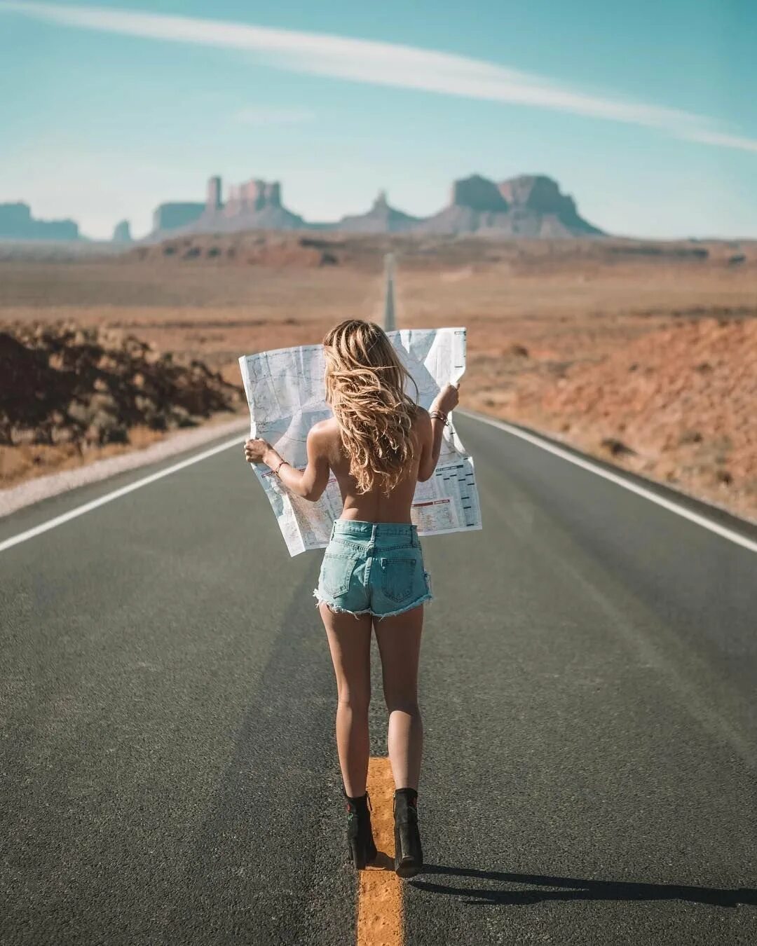 Девушка в путешествии. Фотосессия на дороге. Девушка путешествует. Девушка на дороге.