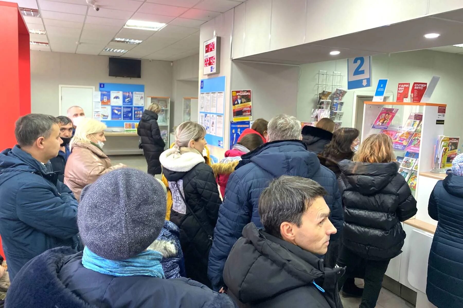 Очередь в магазин картинка. Ускорить очередь. Толпа людей в очереди. Очередь в россии за айфонами. Толпа людей со спины.