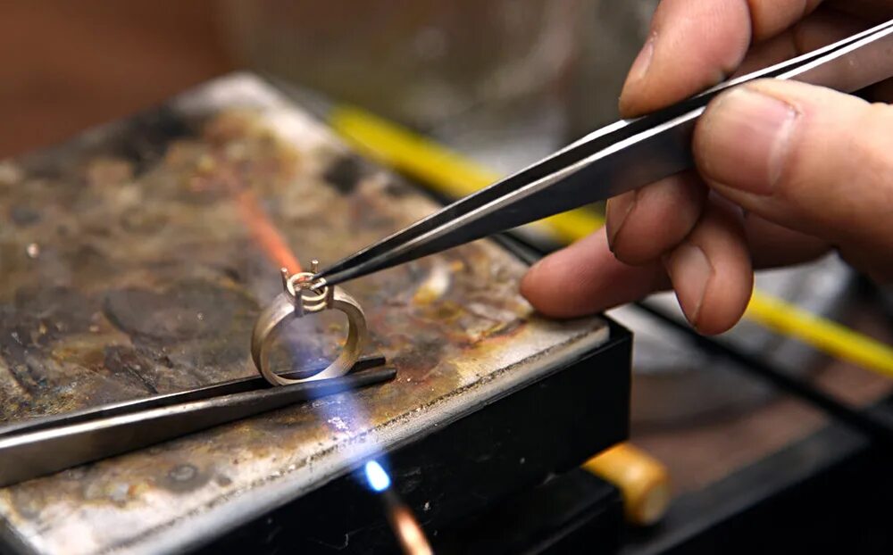 Починка ювелирных изделий. Ювелирный мастер. Ремонт и изготовление ювелирных изделий. Ювелир. Изготовление ювелирных изделий.