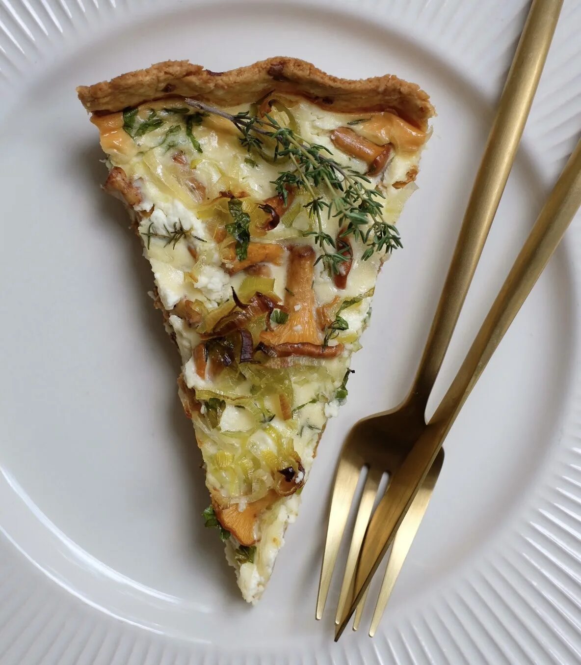 Творожный киш с лисичками. Пирог киш с лисичками. Киш лорен с грибами. Пирог киш с лисичками. Тарт с лисичками.