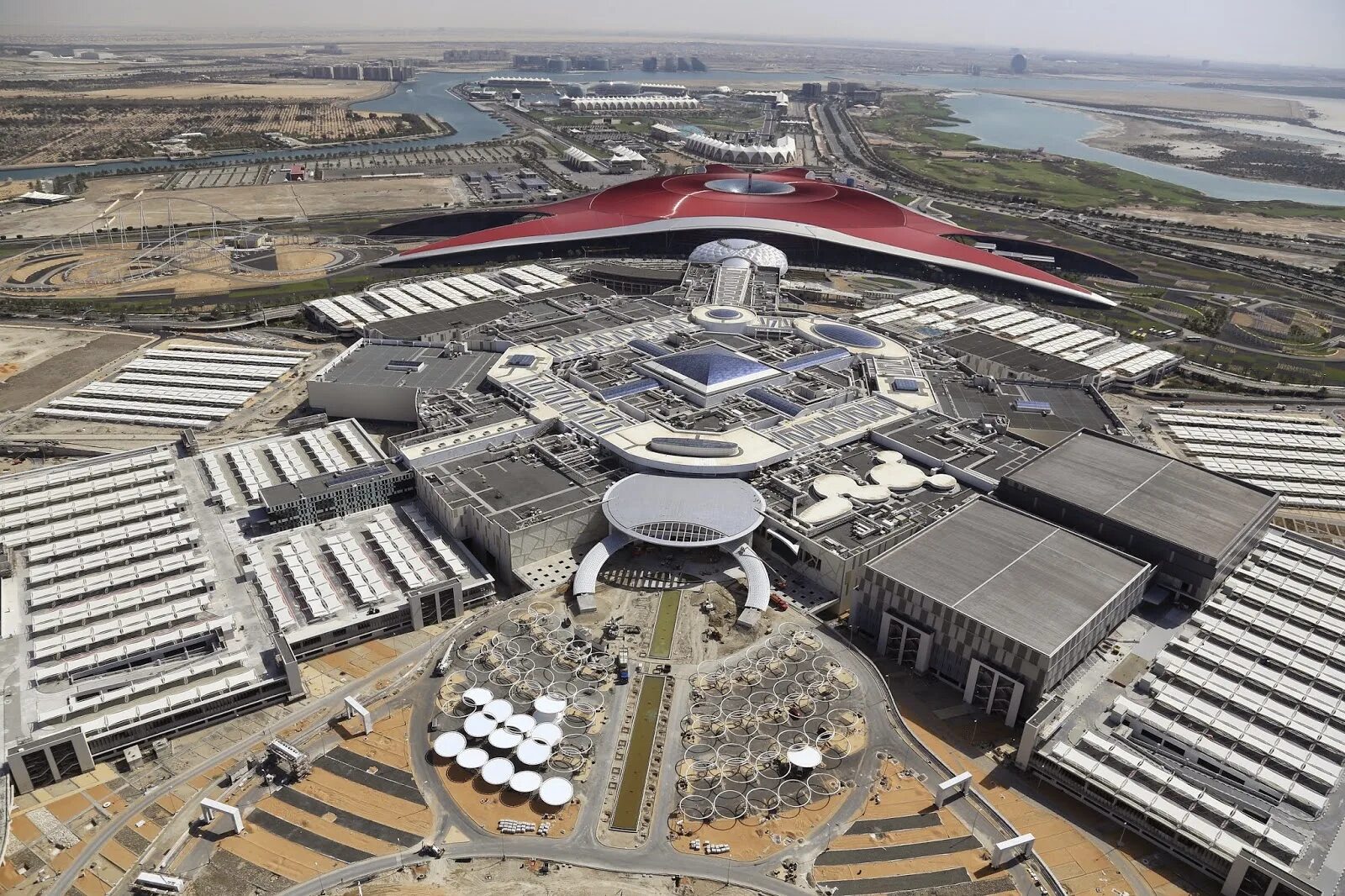 Абу-даби торговый центр яс молл. Яс молл. Yas mall abu dhabi магазины. Яс молл. Абу-даби остров яс яс молл.