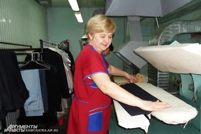 Глажка белья в химчистке. Химчистка прачечная. Утюг для швеи. Гладильщик. Гладильщица в прачечной.