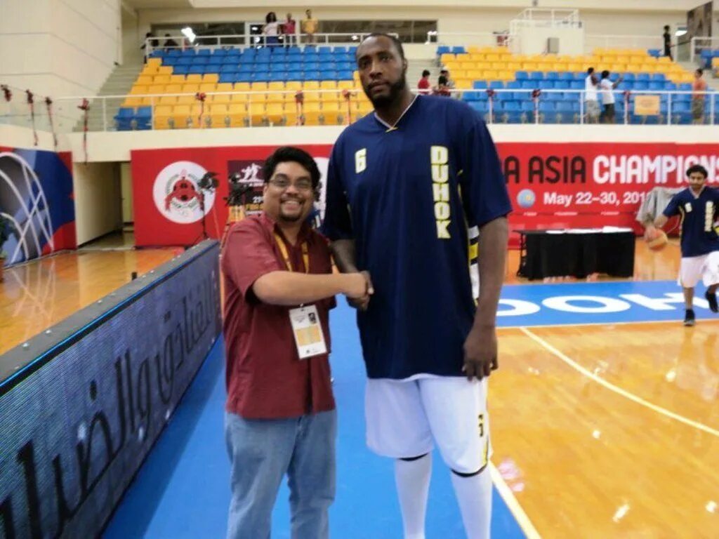 Баскетболист чак невитт. Самые дорогие баскетболисты 2022. Баскетболист рост 2. Tallest basketball player. Георге мурешан баскетболист.