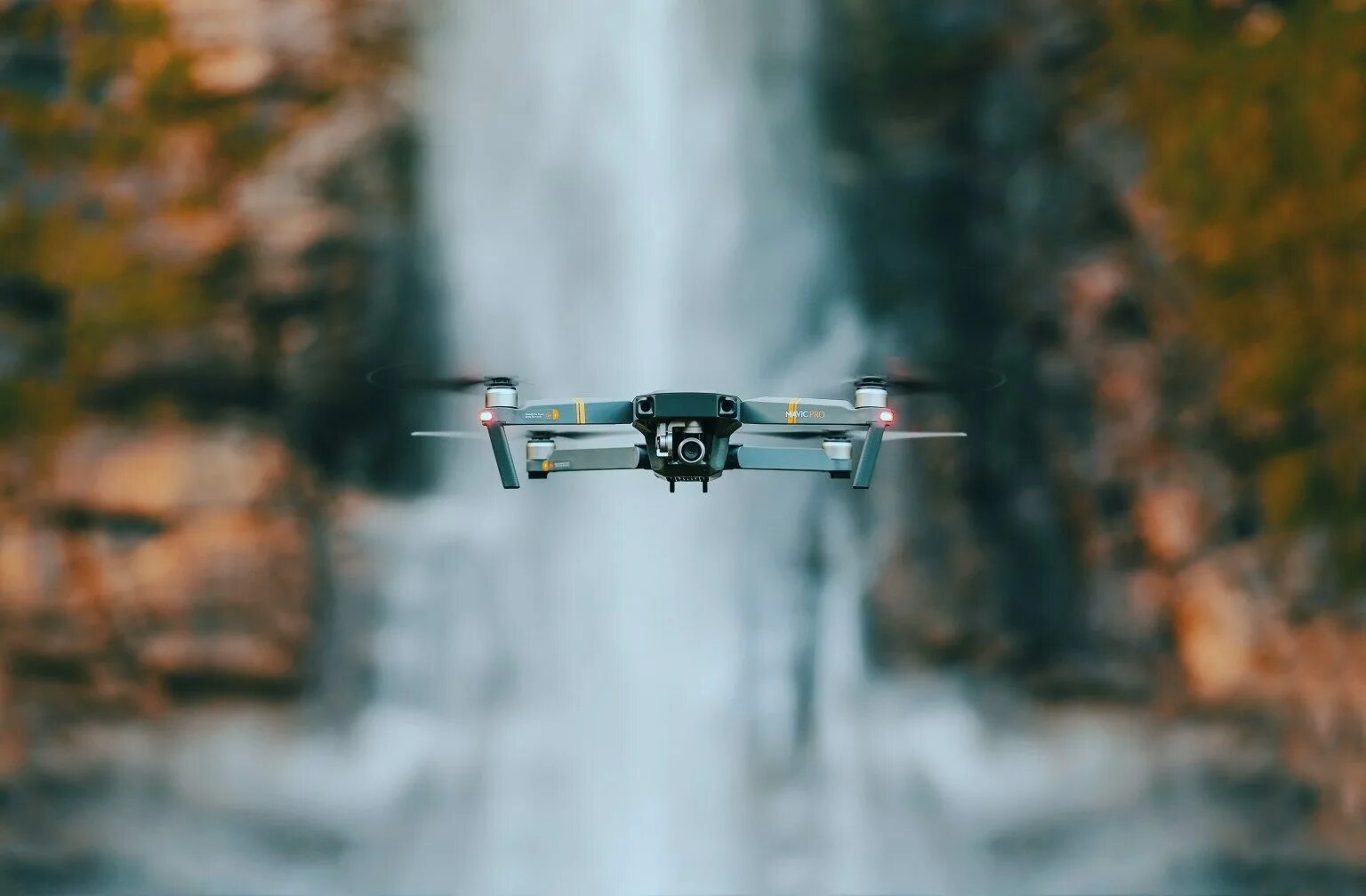 Дрон над морем. Полёт mavic air. квадрокоптер на природе. пейзаж квадрокоптер. дрон фон.