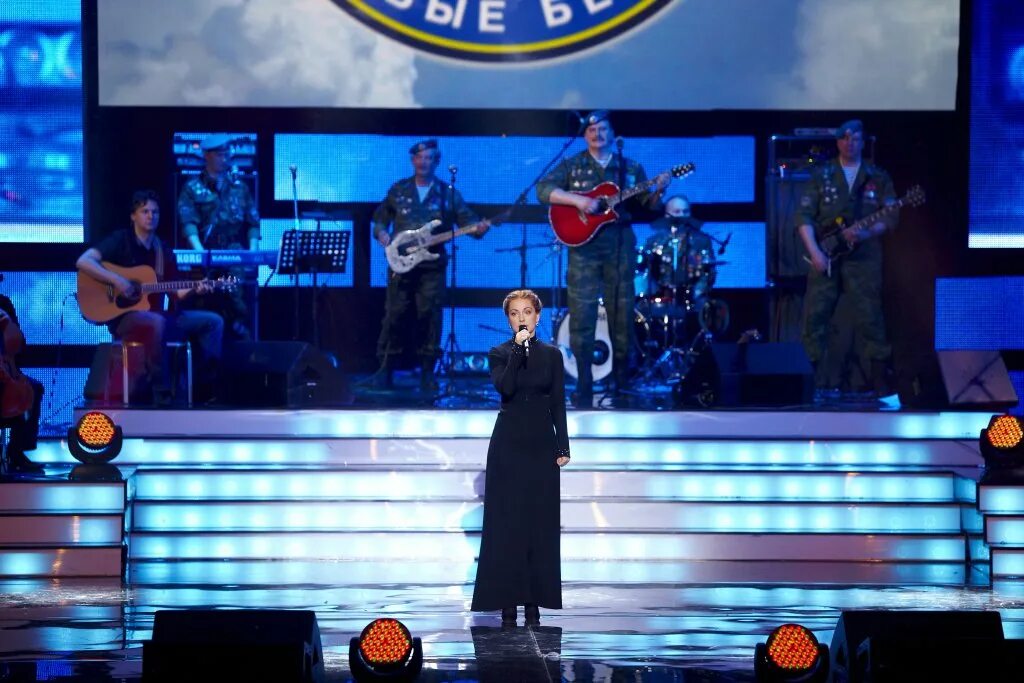 Golubye berety фото певца. голубые береты дочка. дочка с папой говорит у портрета стоя. денис платонов голубые береты. голубые береты дочка.