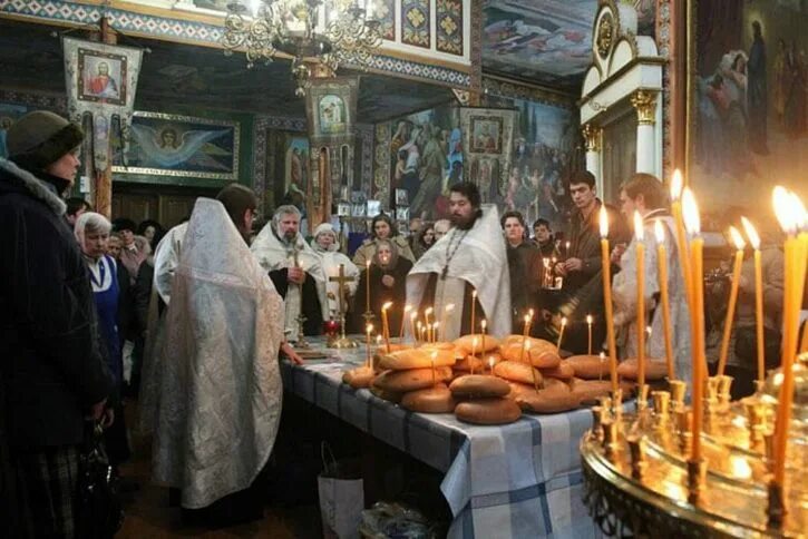 После поминок раздают. Панихида в храме. Поминальный стол в храме. Поминальный столик в храме. Панихидный стол в храме.